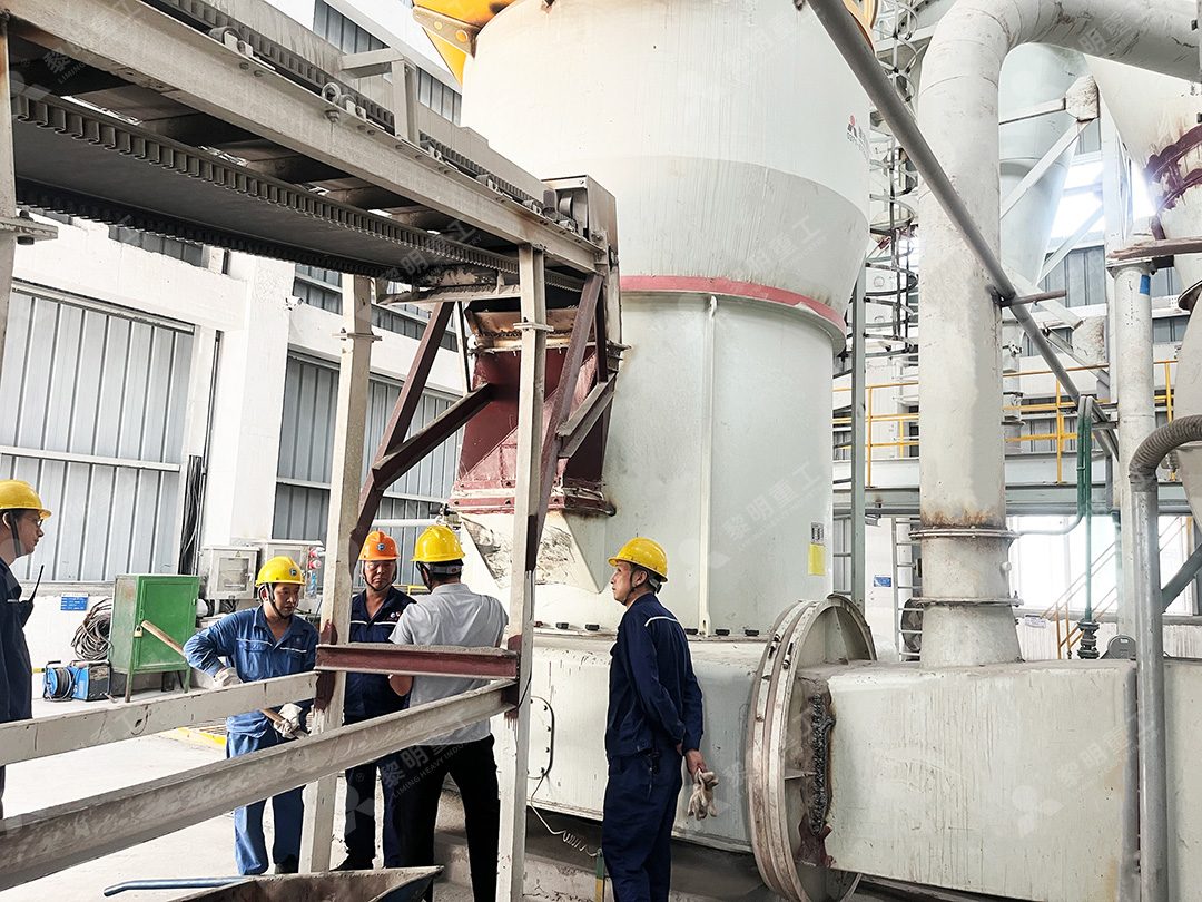 黎明重工工程师在客户现场提供技术支持与服务