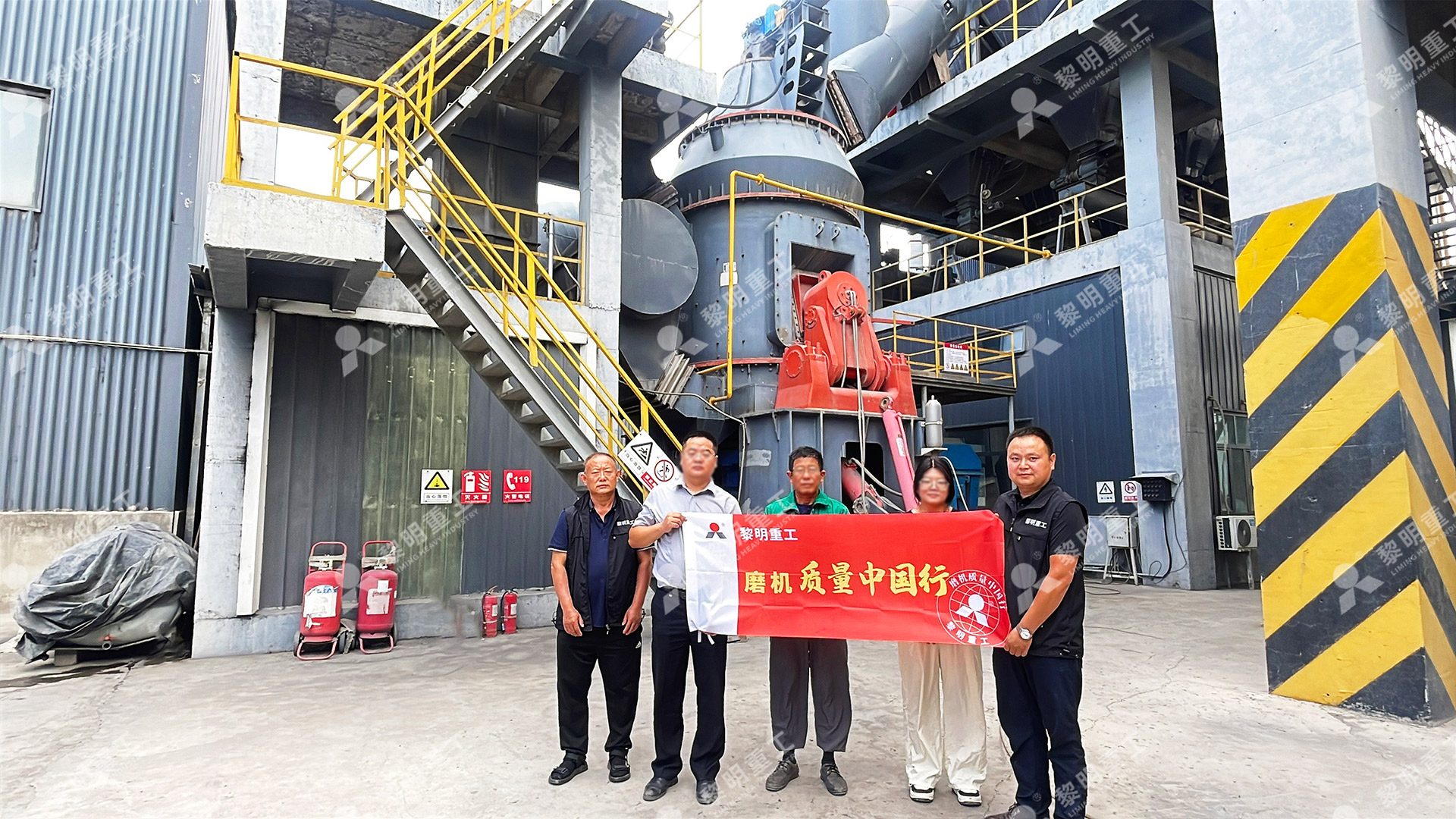 从LM立磨机产出的均匀细腻的325目长石粉体样品特写