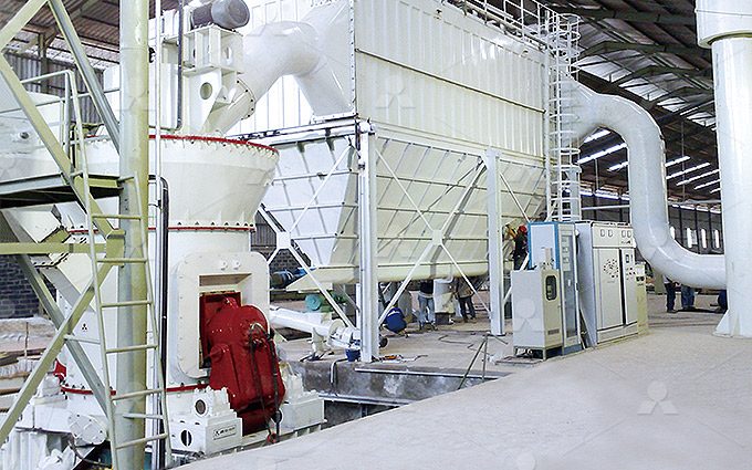 黎明重工立式磨煤机在电厂内的安装调试场景，突出其大型化与模块化设计