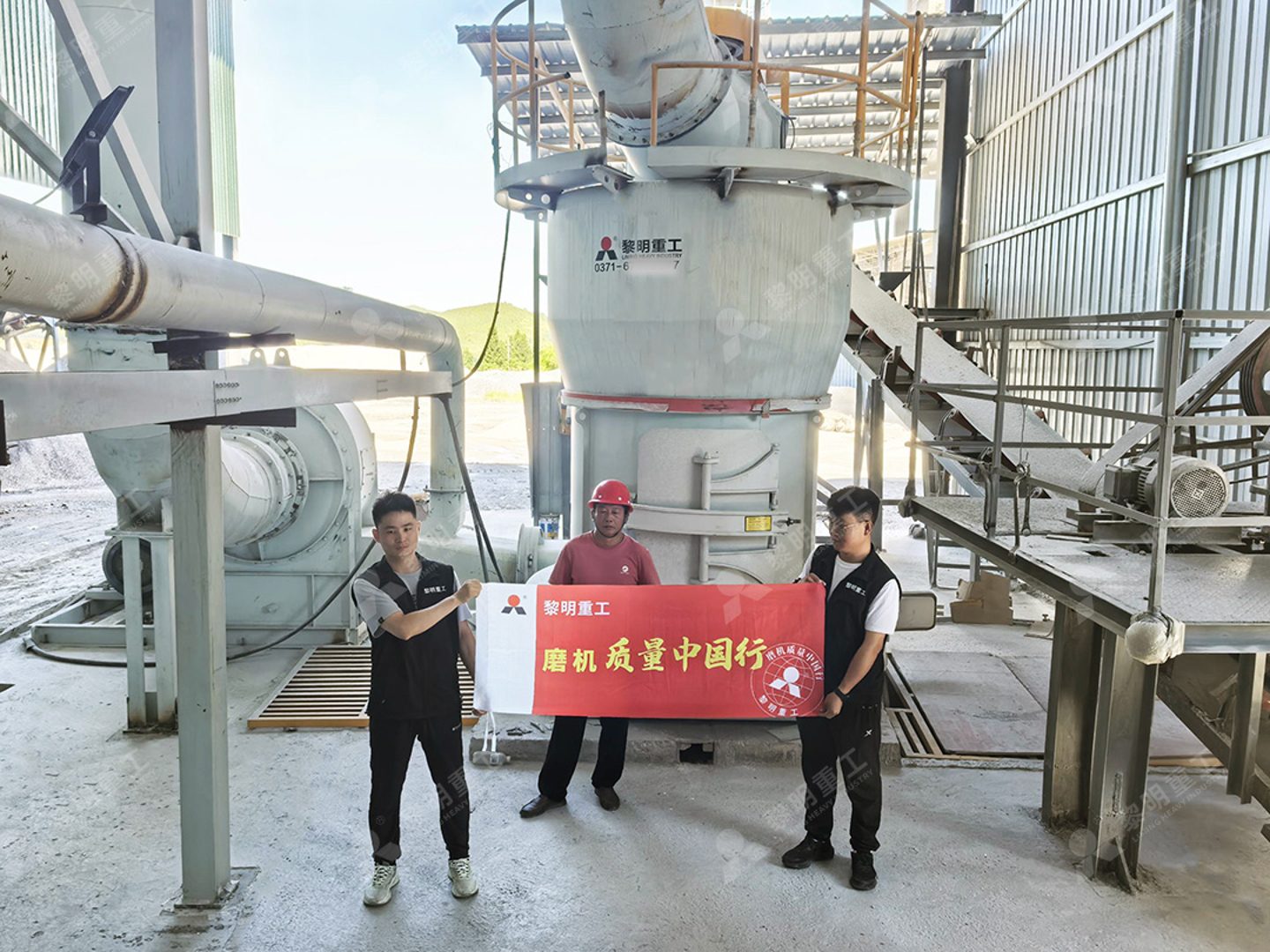 加工后的膨润土粉体特写，呈现均匀细腻的200目粉末状态