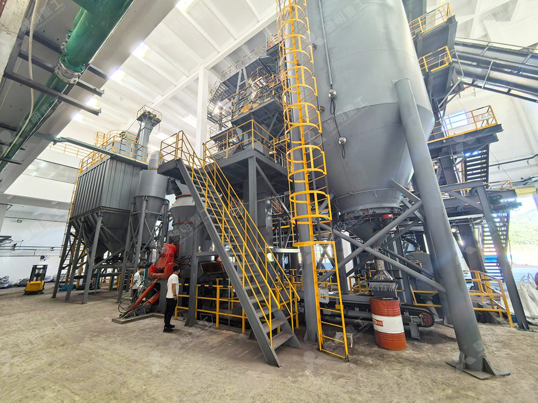 LM190M立磨在大型工业厂房内的安装现场图，设备宏伟，管道布局整齐