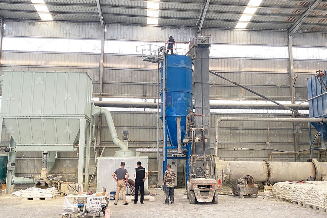 河北化工厂内两台MW880环辊磨并排安装现场，设备整洁，管道布局有序