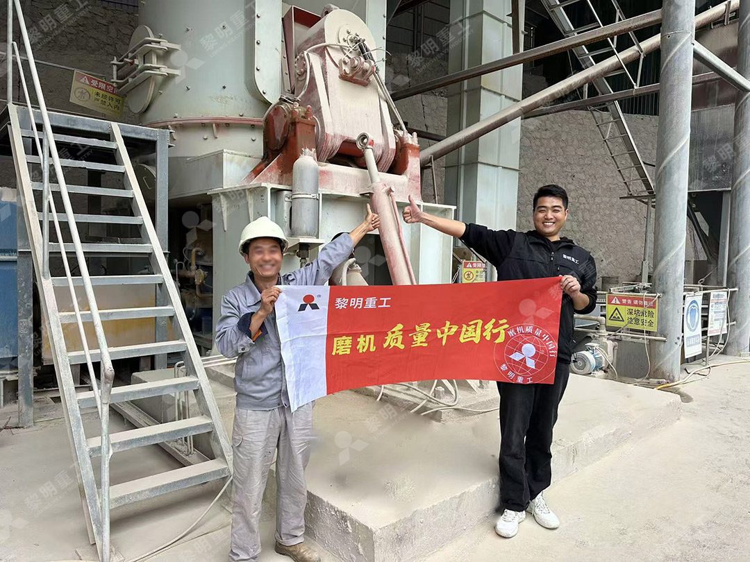 客户中控室操作人员监控LM立磨系统运行画面