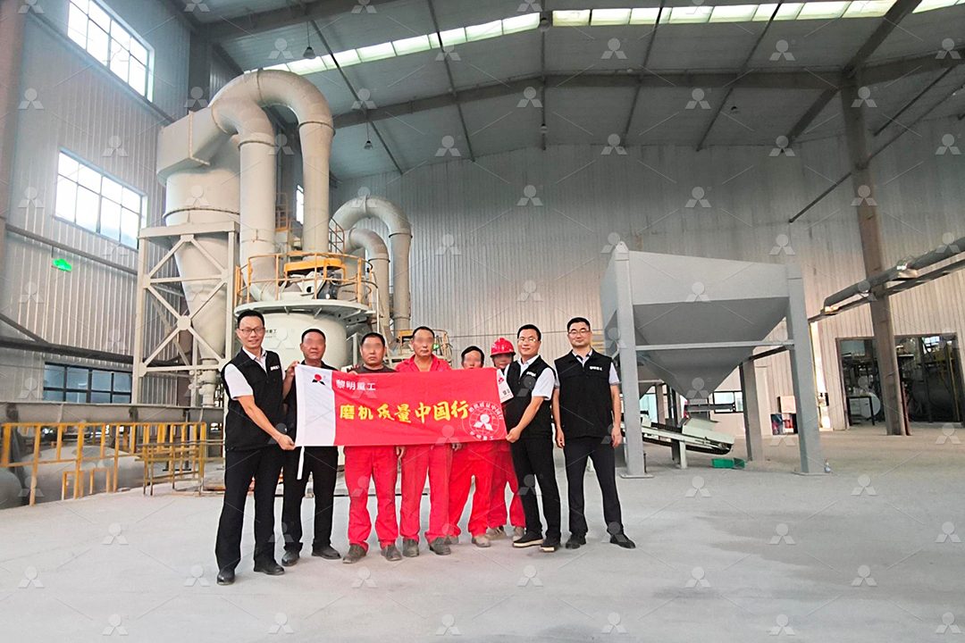 经过MTW175G研磨后的200目煅后焦粉体特写，粉末细腻均匀