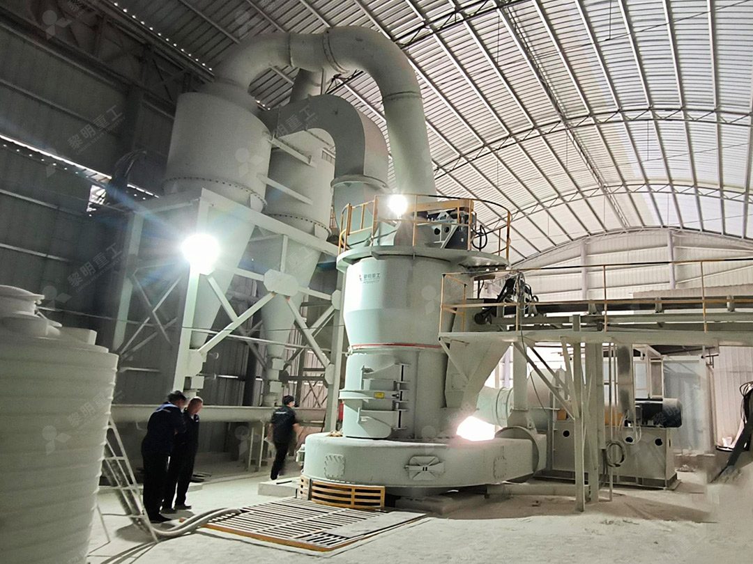 黎明重工工程师在现场为客户提供设备维护与技术指导服务