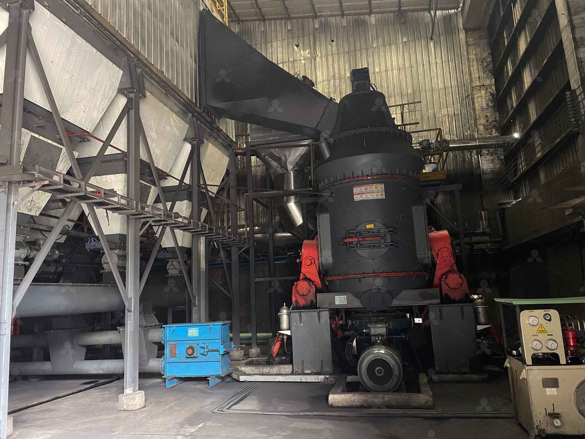 立式磨煤机智能控制柜与安全监控系统界面，显示CO、O2浓度、温度、压力等关键参数