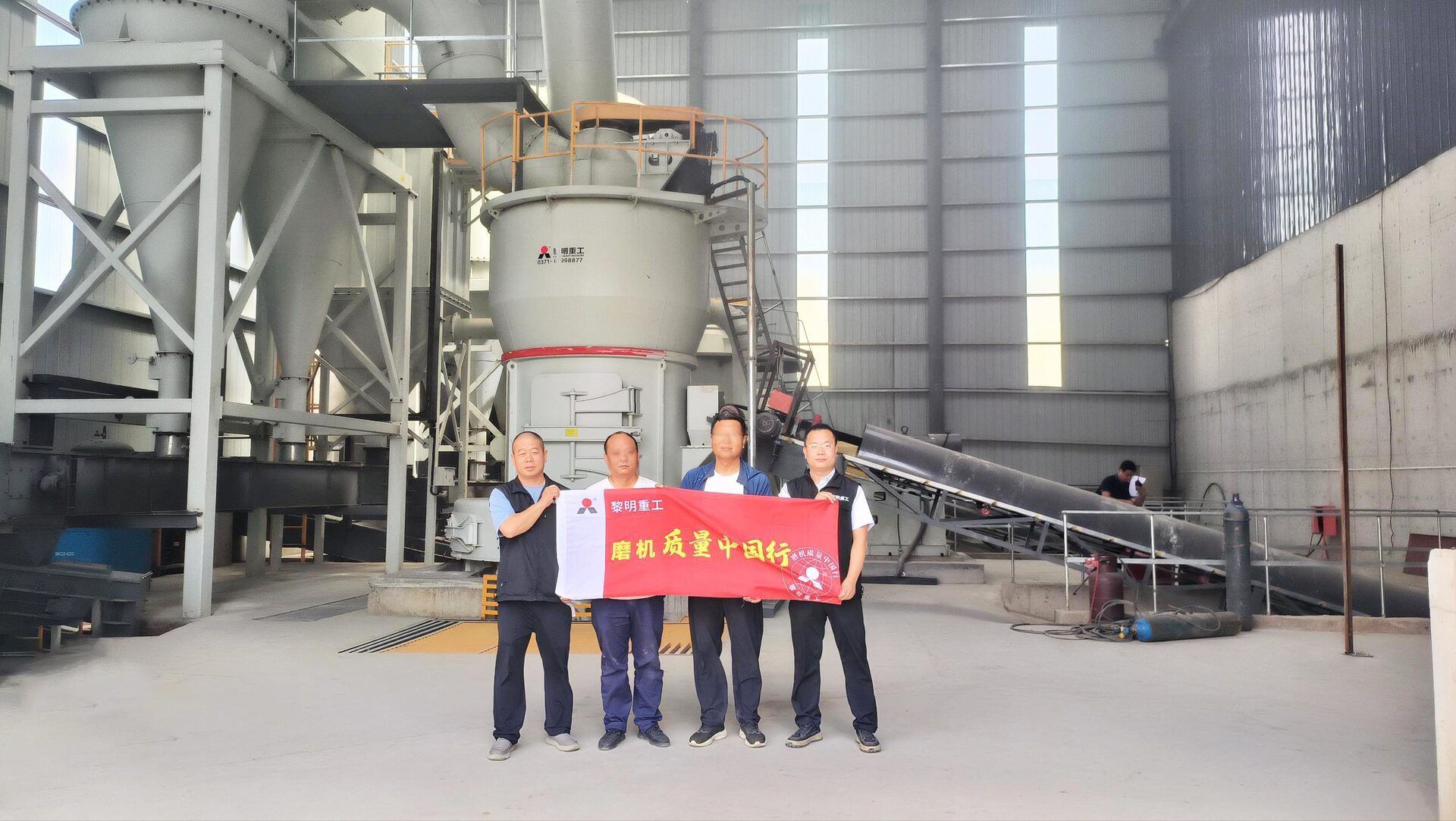 LM立式辊磨机在工业厂房内的安装实景图，结构紧凑