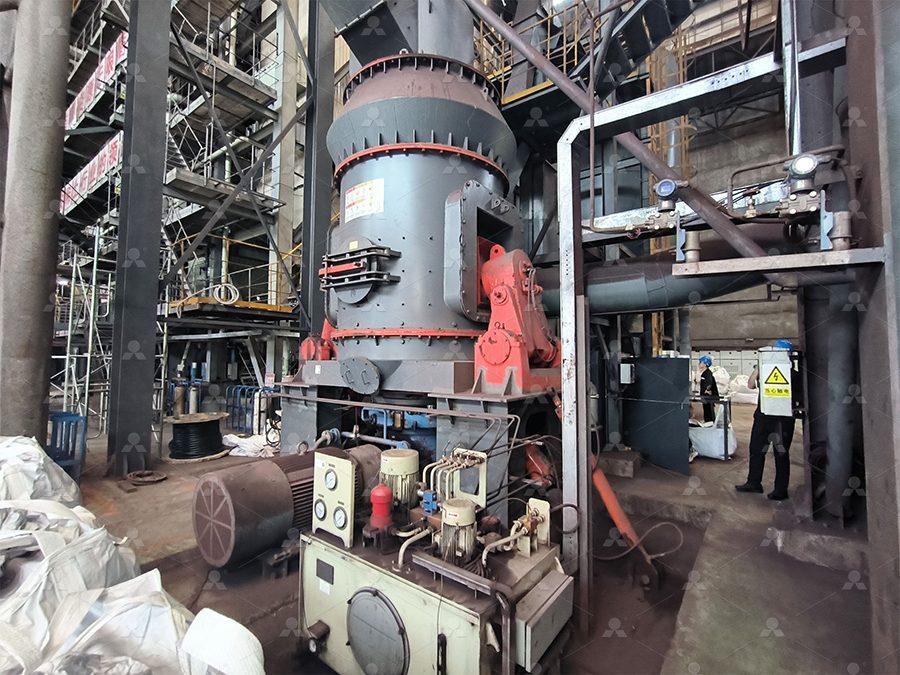 黎明重工技术人员现场演示LM立磨磨辊液压翻出检修过程