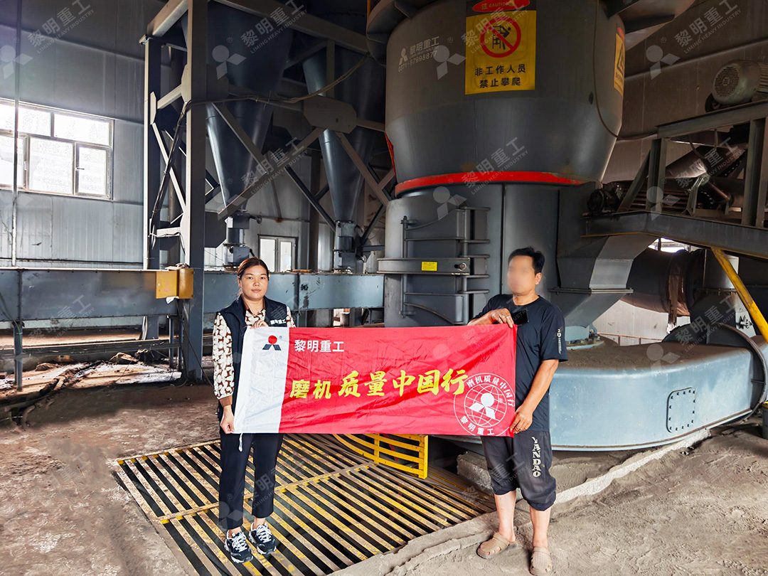 粉磨至200目的氟石膏水渣混合微粉正在成品仓储存