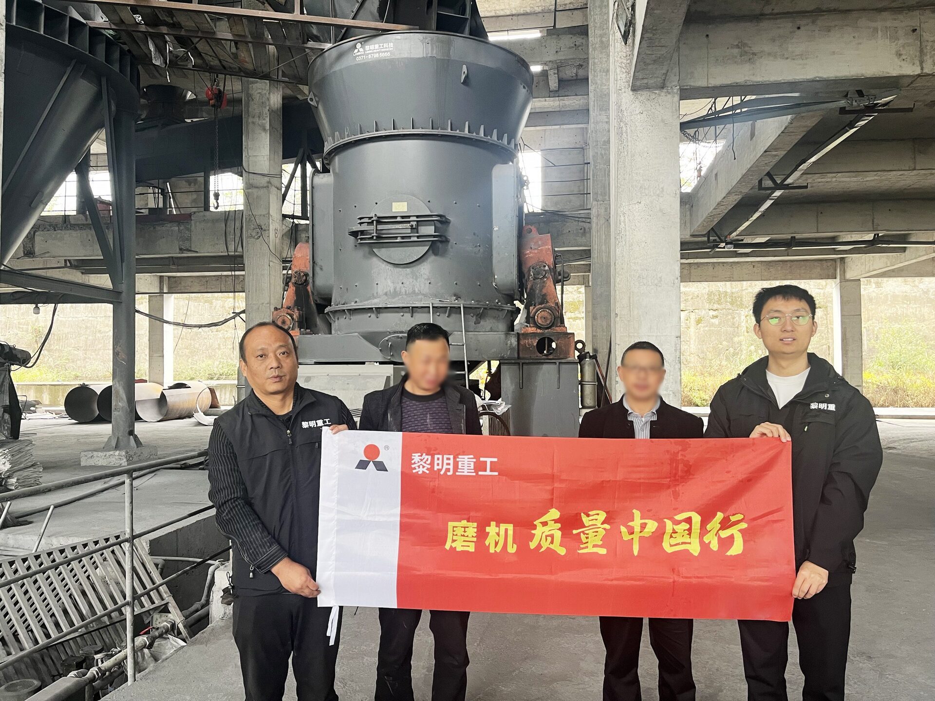 LM立磨磨辊与磨盘工作特写，展示其碾压粉碎物料的原理