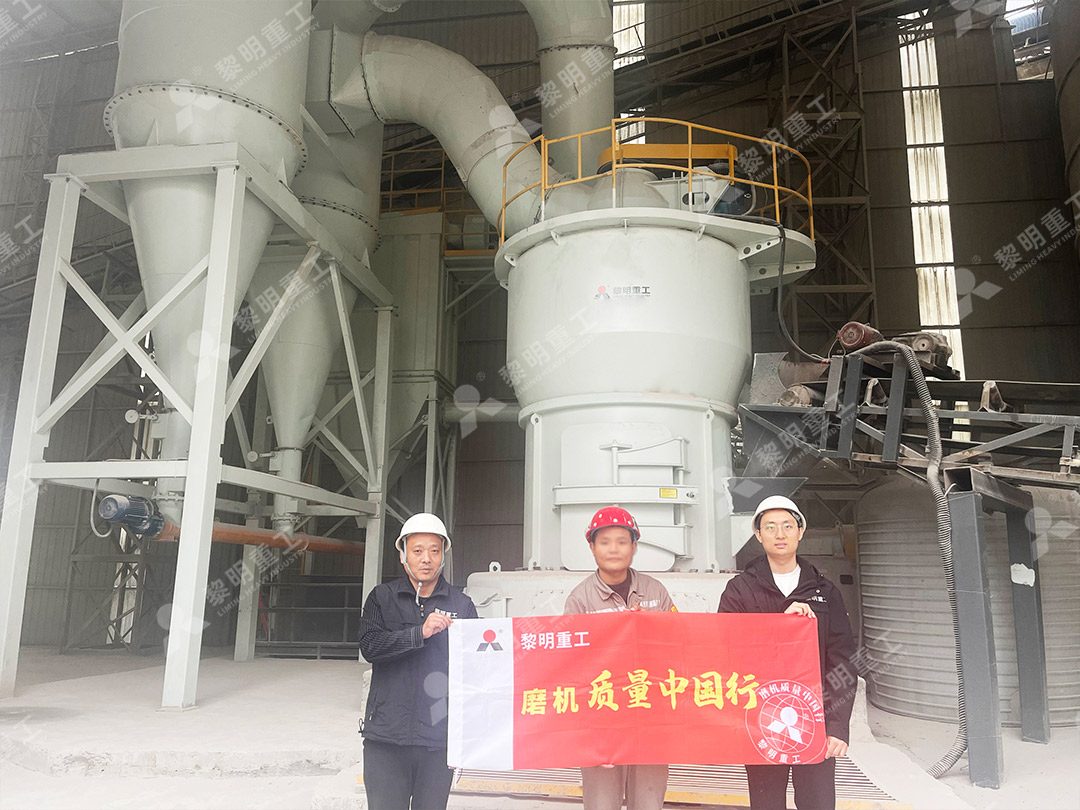 MTW磨粉机内部稀油润滑系统与锥齿轮传动结构特写