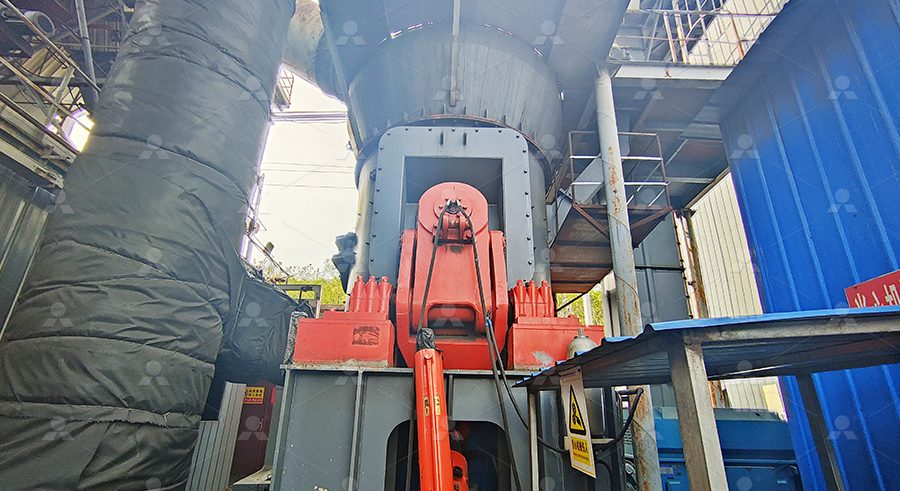 黎明重工LM立式磨煤机在陶瓷厂安装现场全景图，设备结构紧凑，与热风炉系统连接流畅