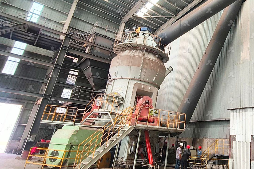 黎明重工LM2200立磨中央控制室界面，显示实时产量、细度、振动值及系统负压等关键参数
