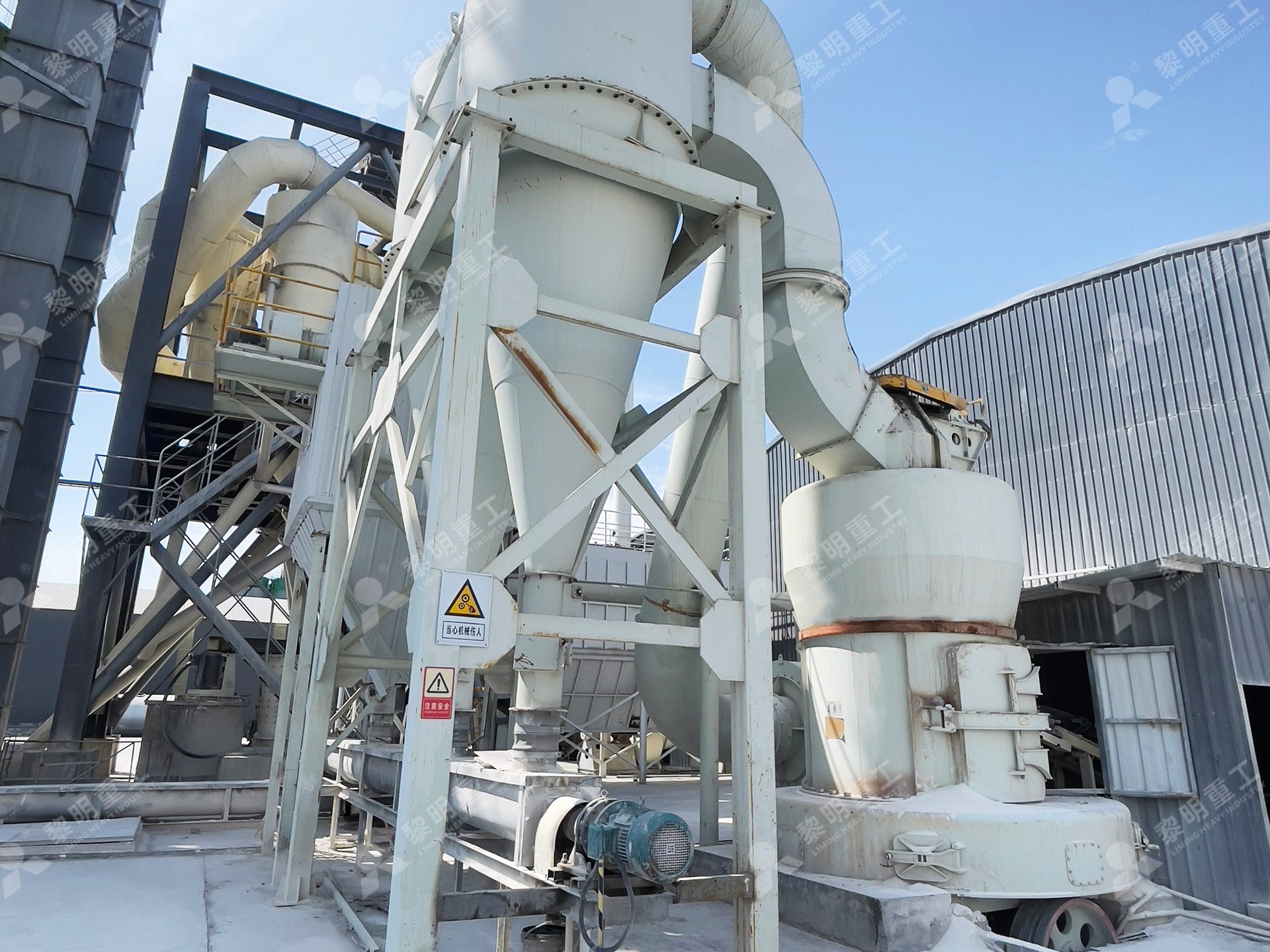广西柳州4R3116雷蒙磨现场运行图，展示铝矾土粉加工生产线全貌