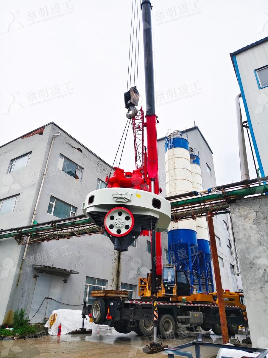 汽车吊吊装MTW145G欧版磨粉机主机就位