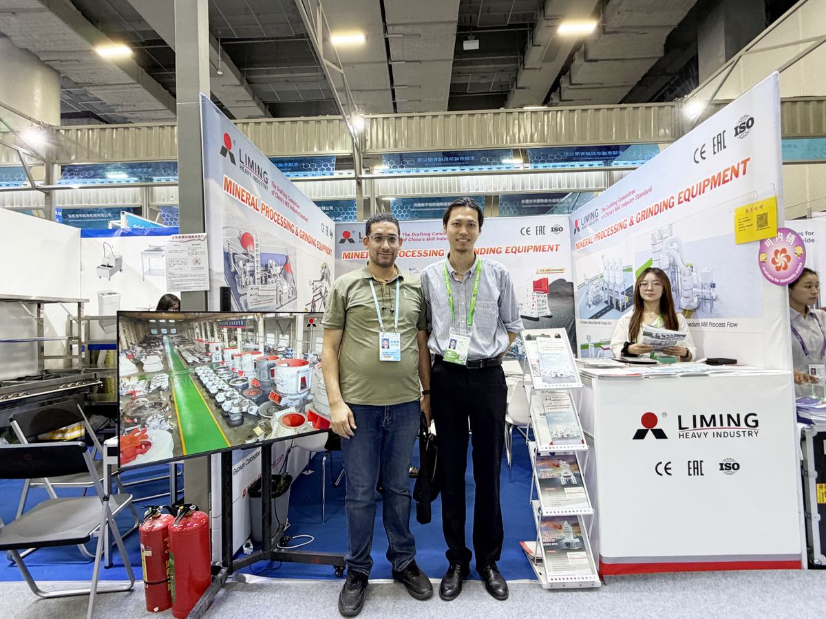 黎明重工工作人员与海外采购商在展位合影