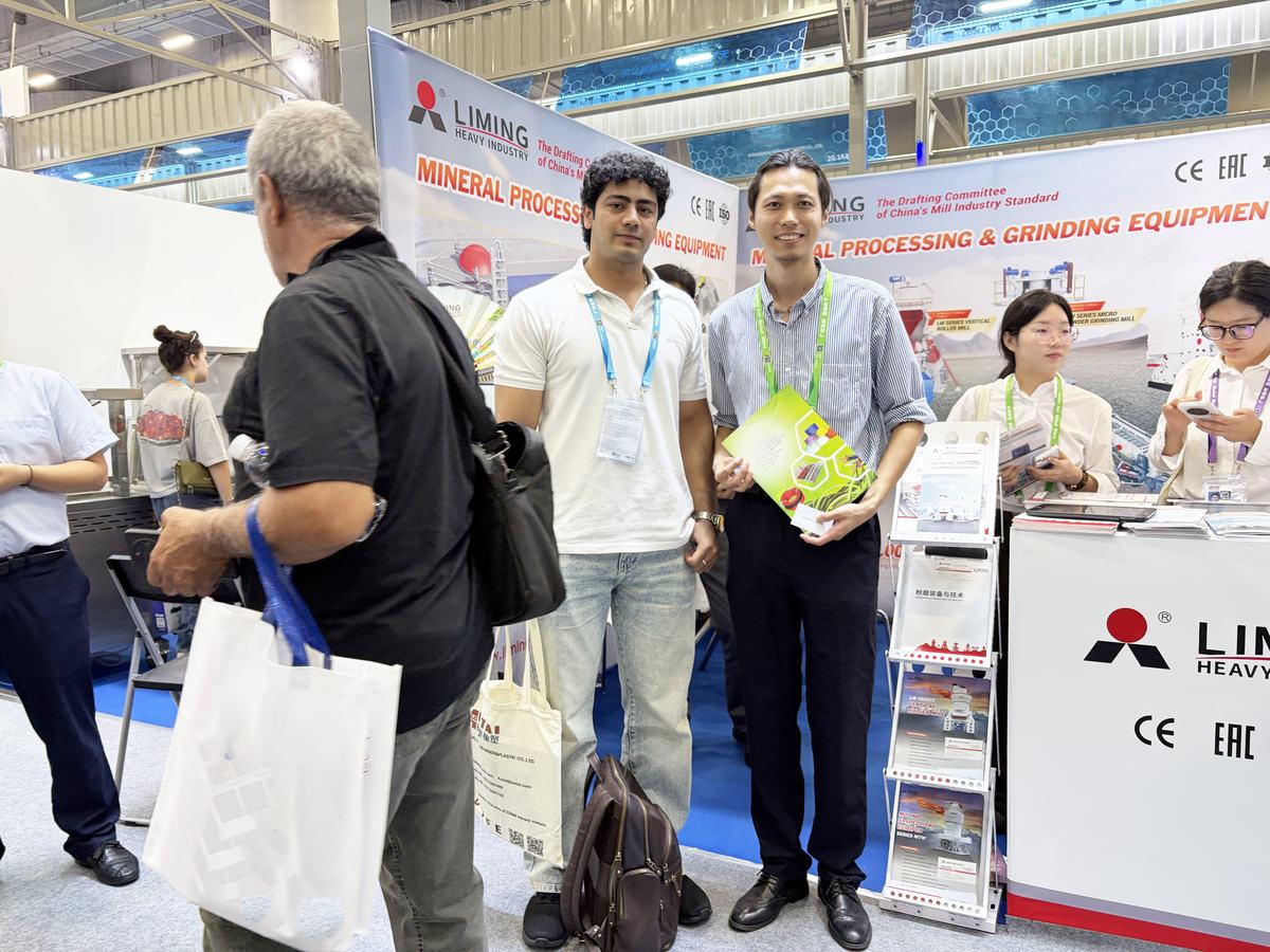 海外采购商在黎明重工展位交流后合影