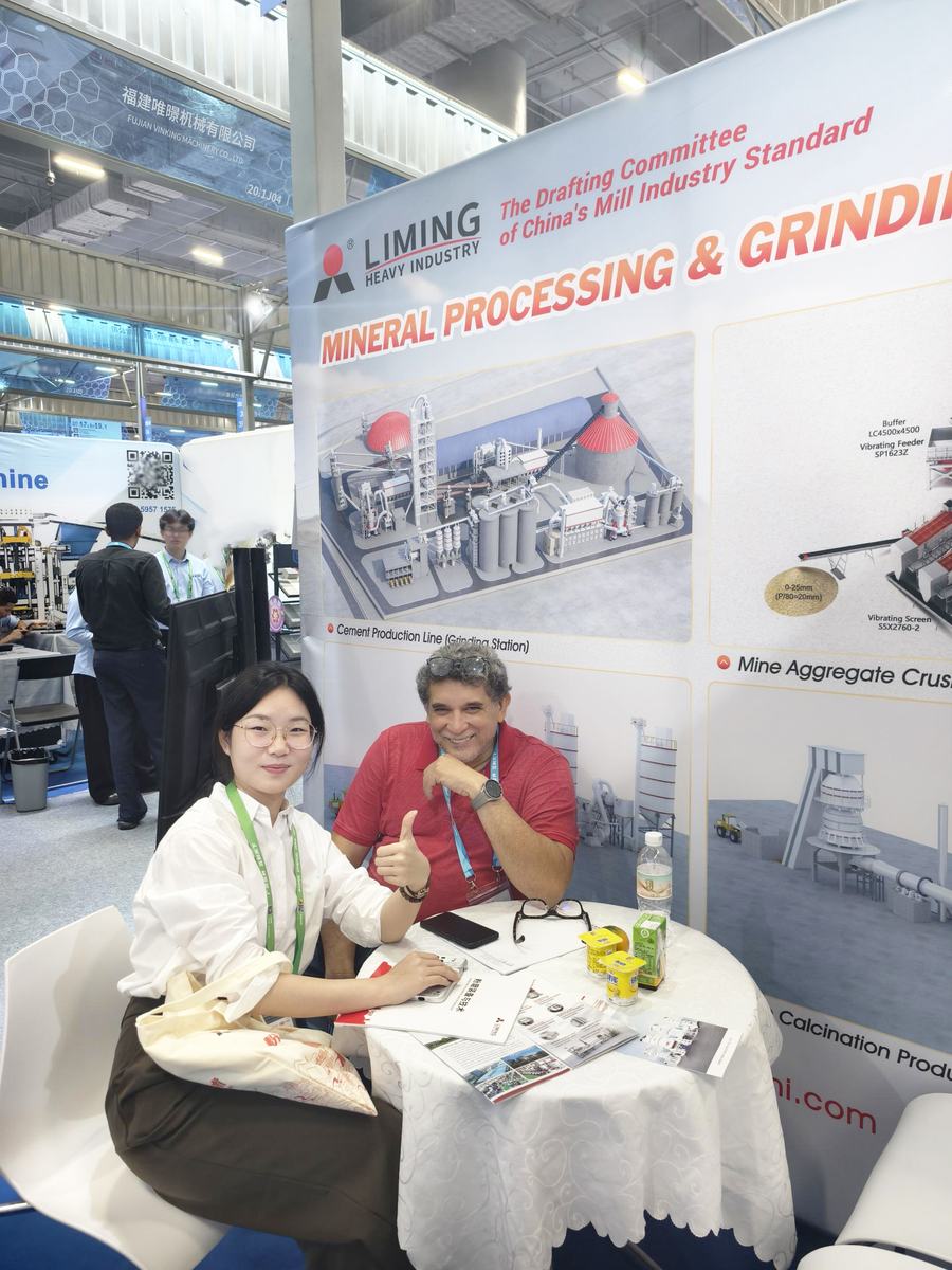 海外采购商在黎明重工展位洽谈