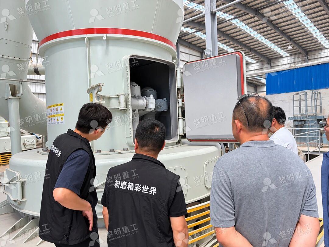 服务人员在现场检查磨辊、磨盘等核心部件的磨损状态