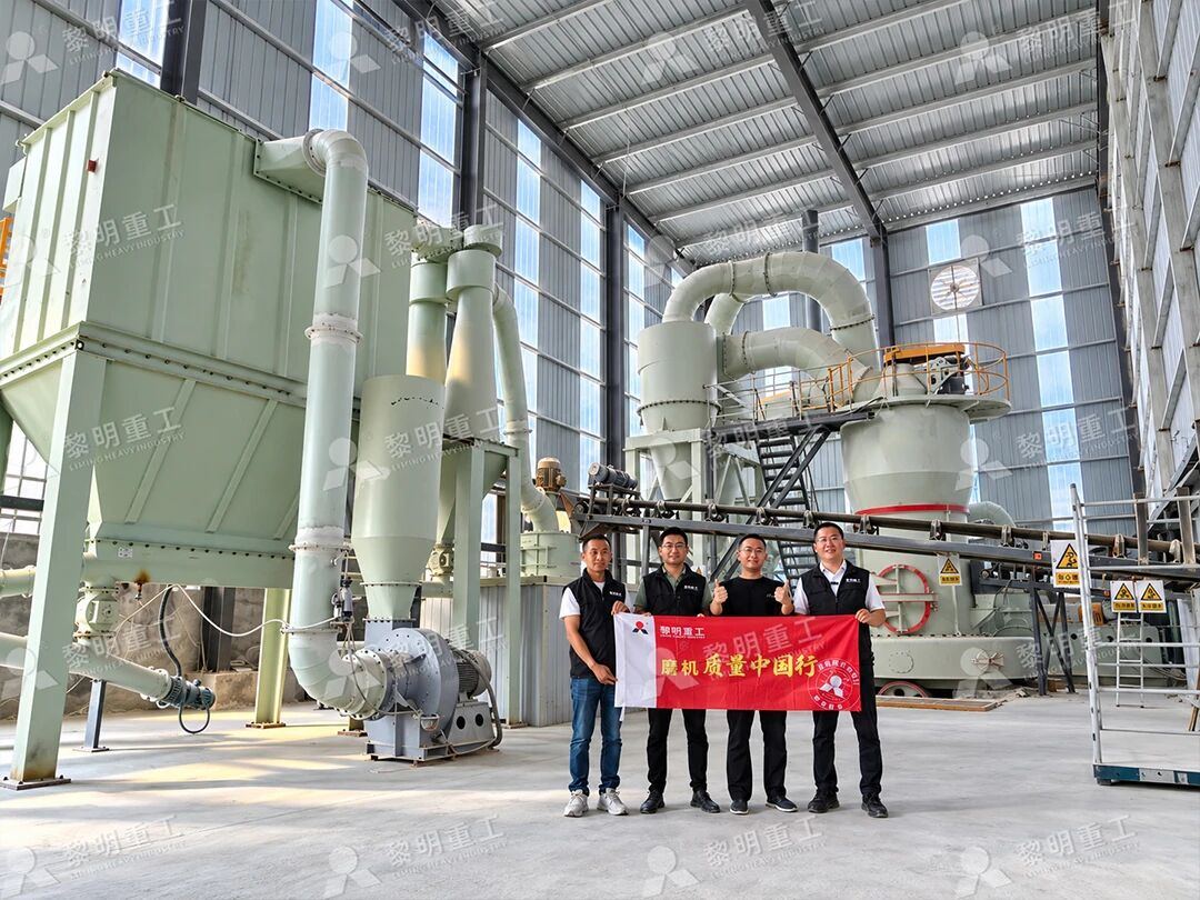 黎明重工服务团队与山东客户在项目现场合影