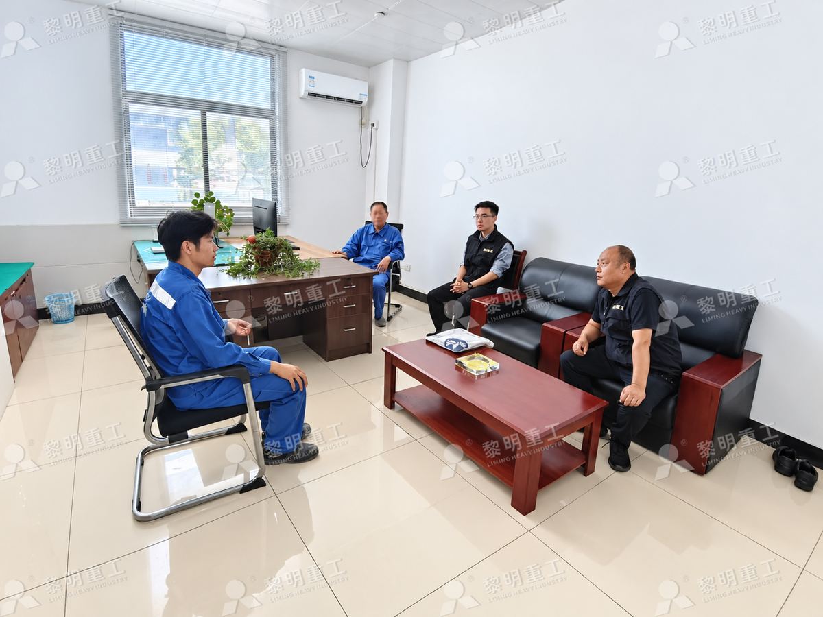 服务团队与客户方座谈,逐项核对设备运行记录与备件情况