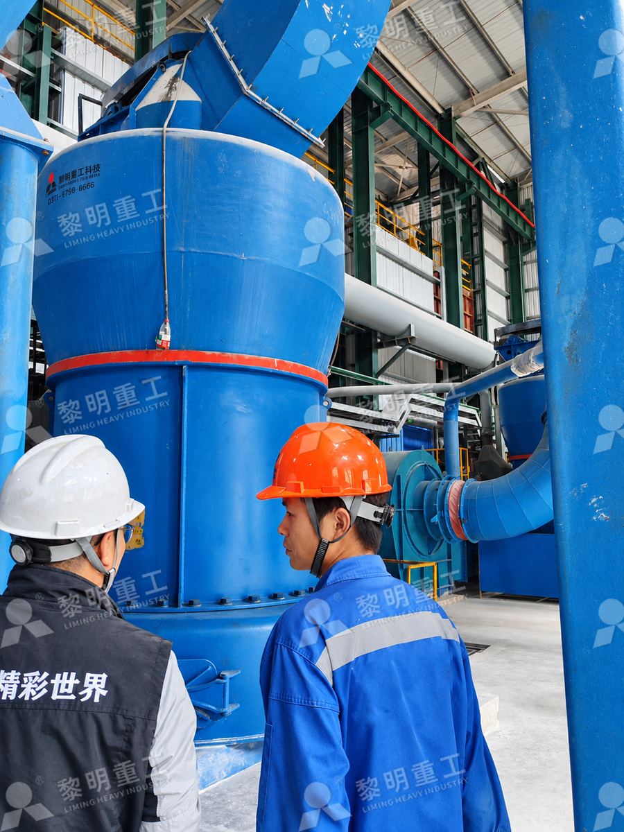 服务人员与客户方技术人员在主机旁交流设备维护要点