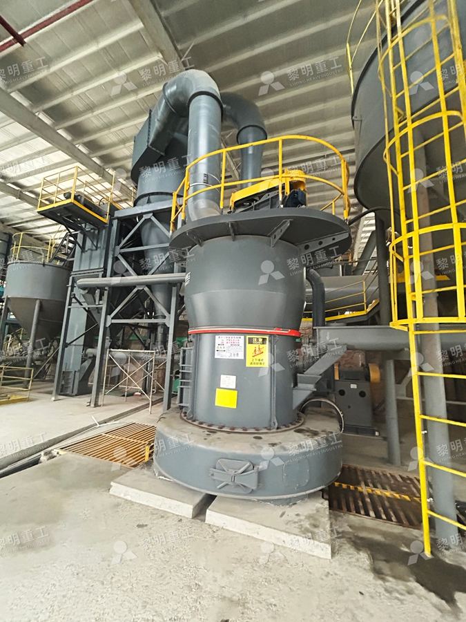MTW145G欧版磨粉机主机与顶部选粉机,黄色平台为检修与加注作业区