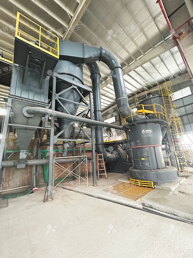 MTW145G欧版磨粉机与双旋风收集器,管道与平台在安装阶段完成对接