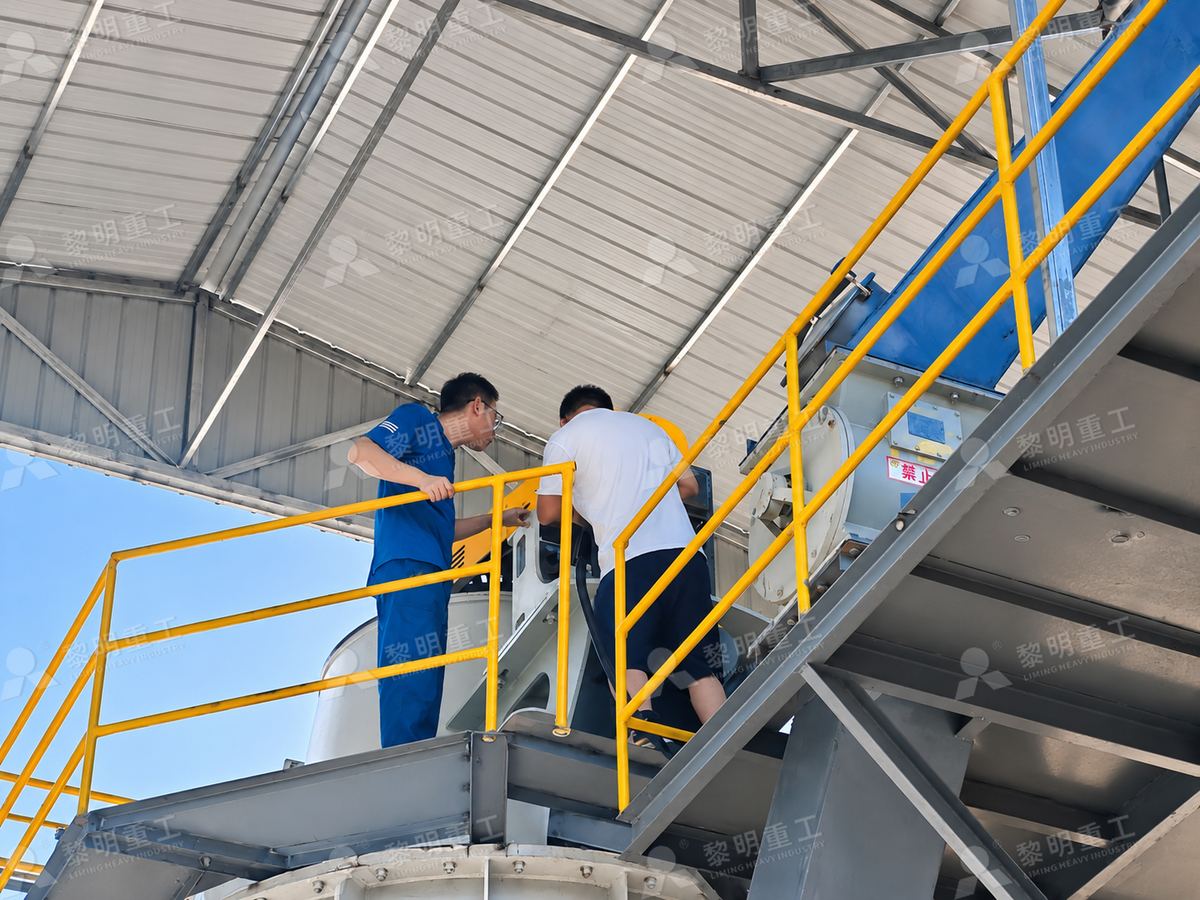调试人员在磨机平台上进行设备检查与参数确认