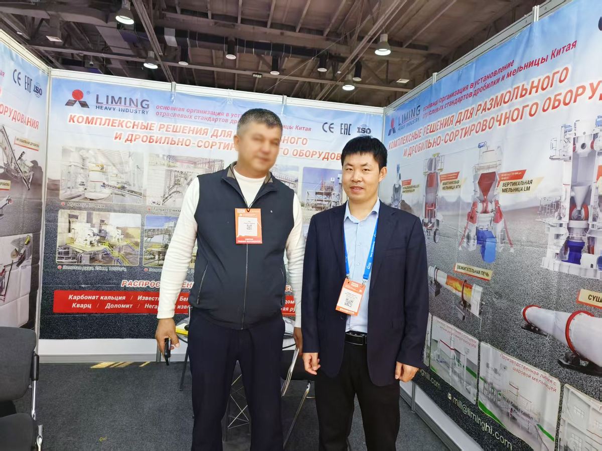 黎明重工团队与到访客商在B94展位前合影