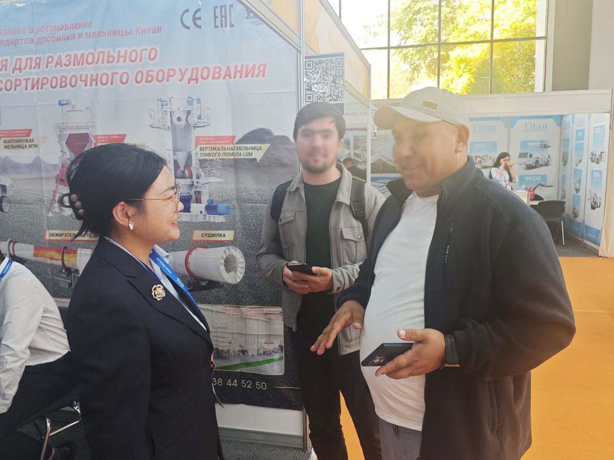 展位现场，工作人员与客商交流设备运行情况